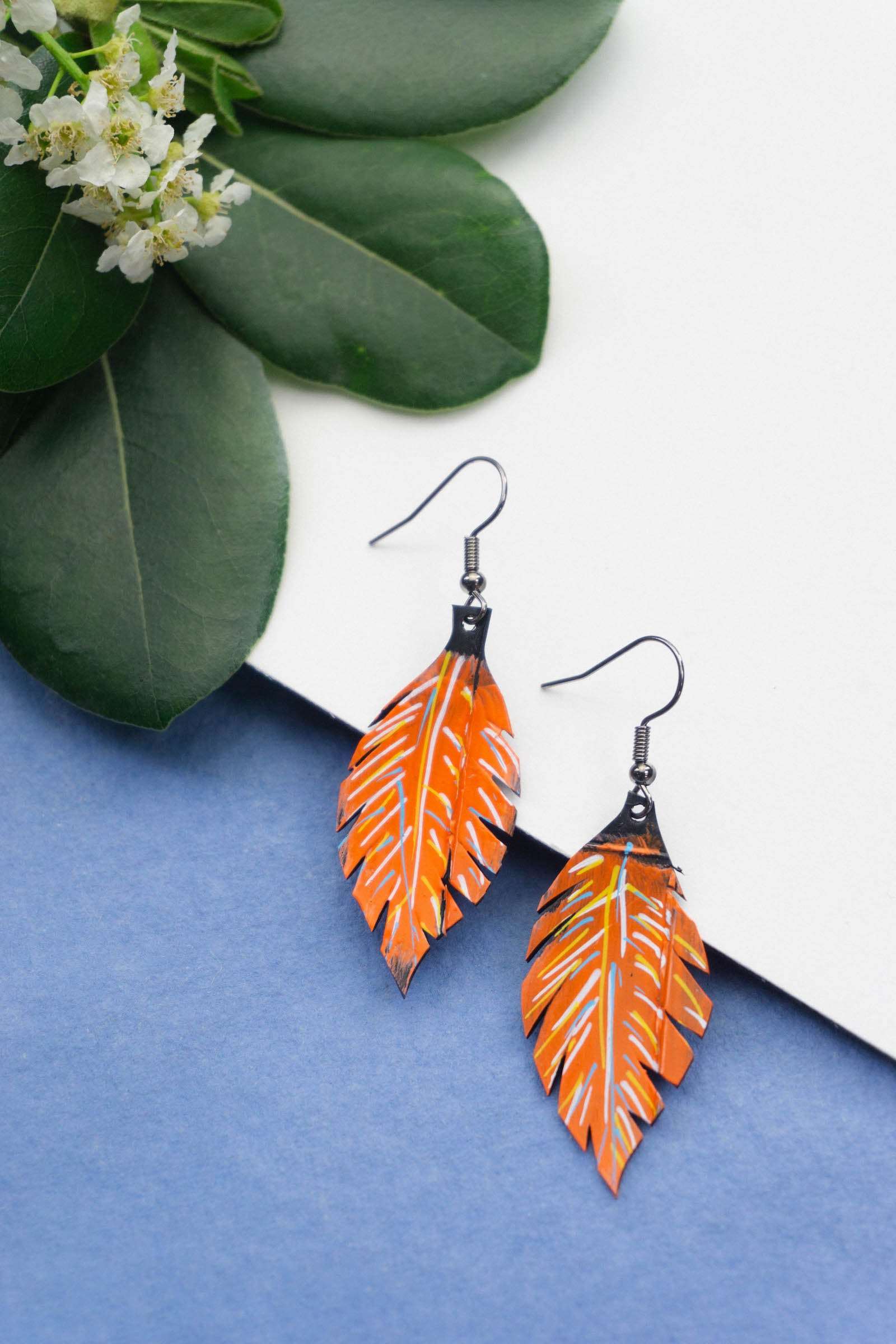 Leaf earrings in recycled rubber inner tube – BEVERLY SMART