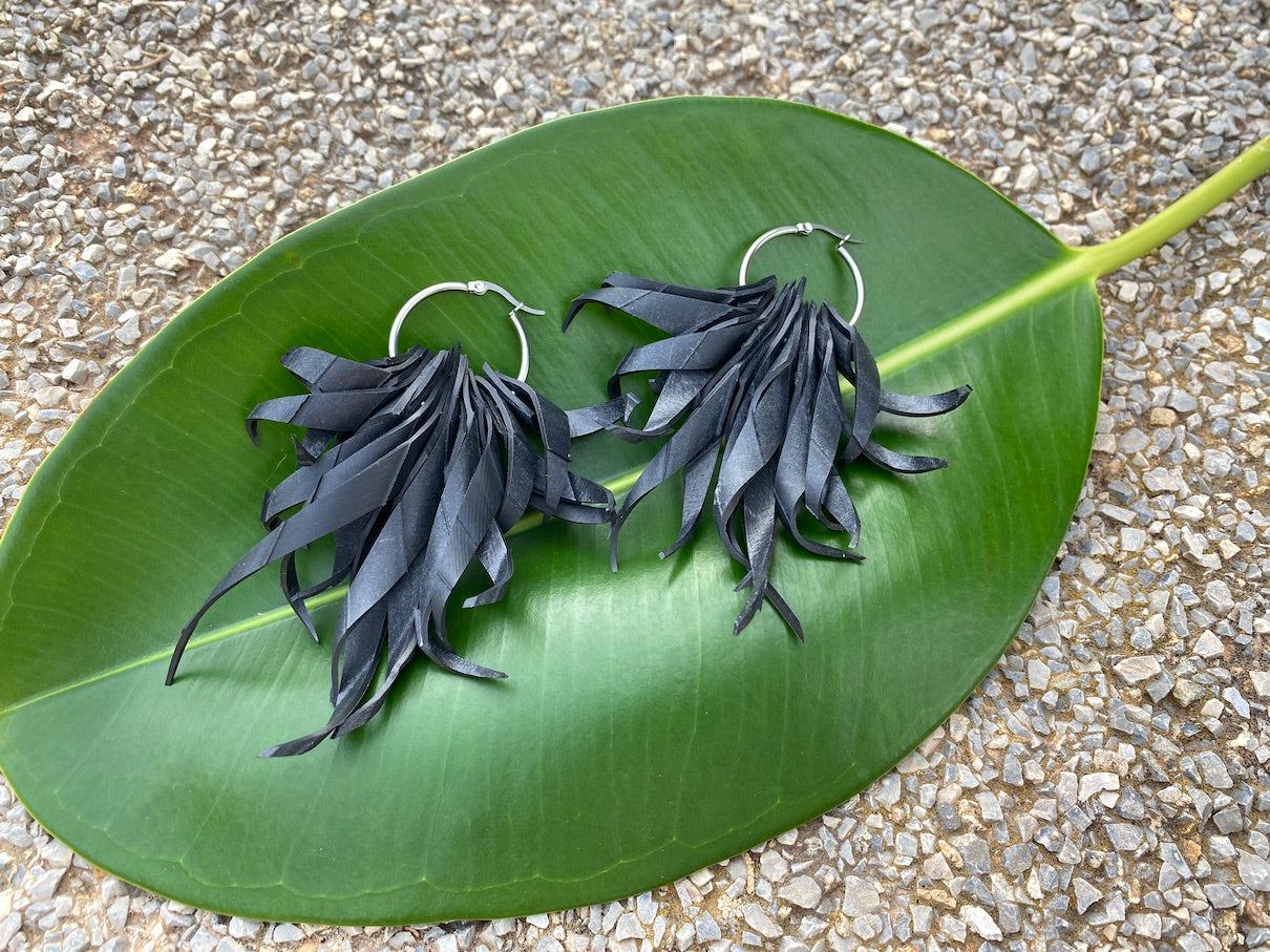 Leaf earrings in recycled rubber inner tube – BEVERLY SMART