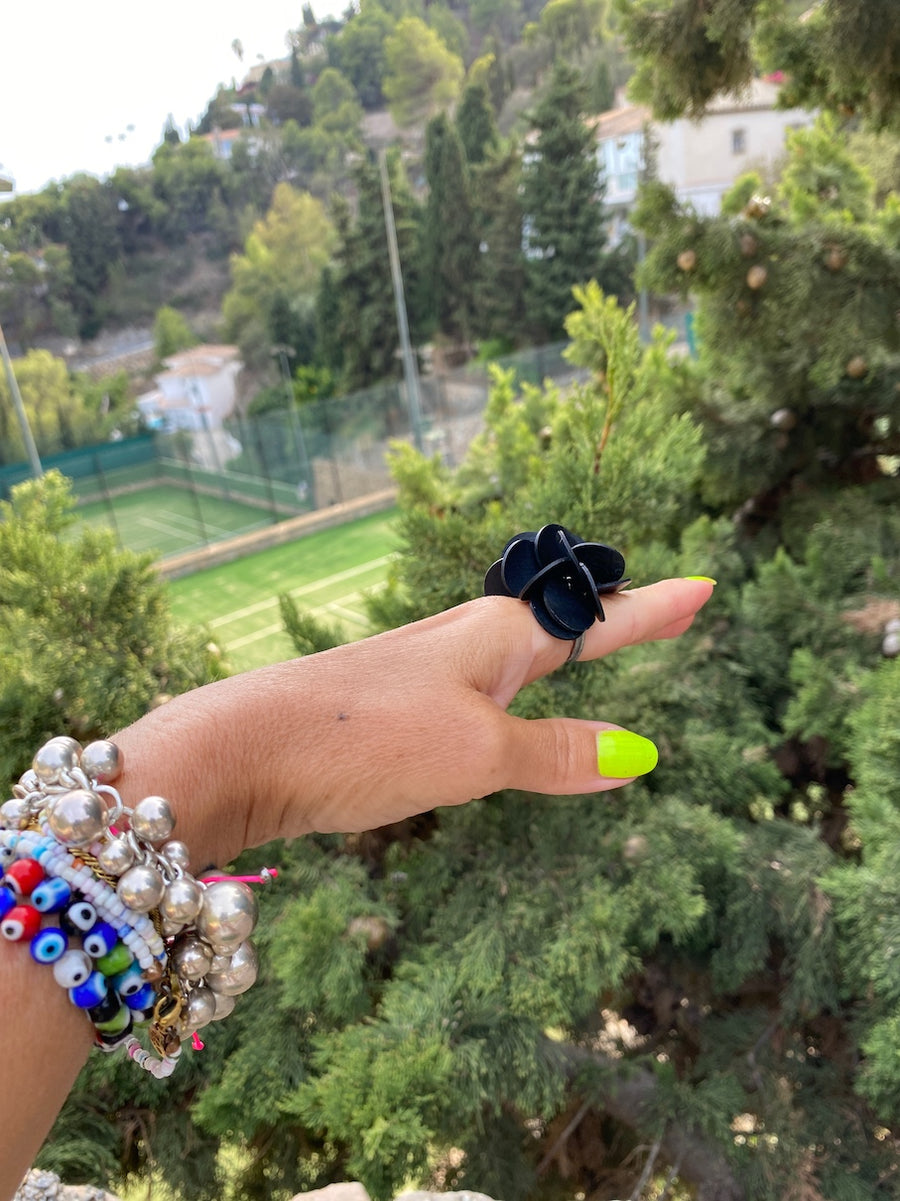 black upcycled tyre rubber statement ring, unique eco-freidnly and vegan jewelry by Laura Zabo