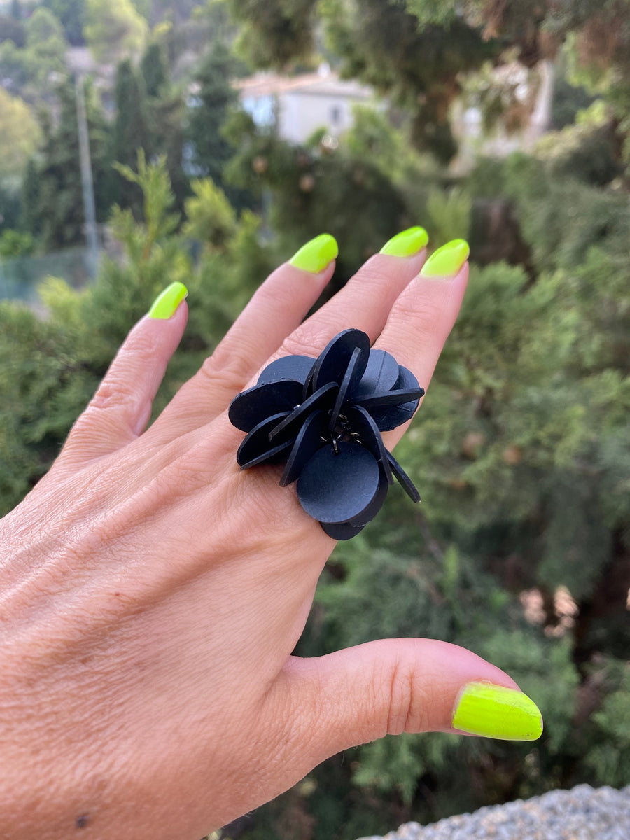 upcycled bicycle innertube black statement ring, bold ring, tyre jewelry, eco-friendly and vegan accessory by Laura Zabo