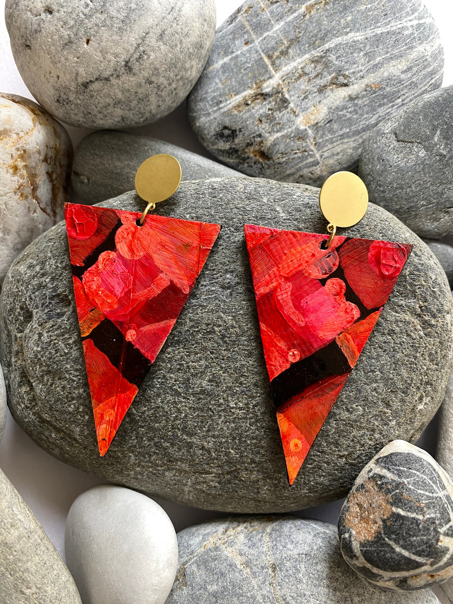 large red black triangle shaped earrings on rocks made from upcycled bicycle inner tubes from Laura Zabo.