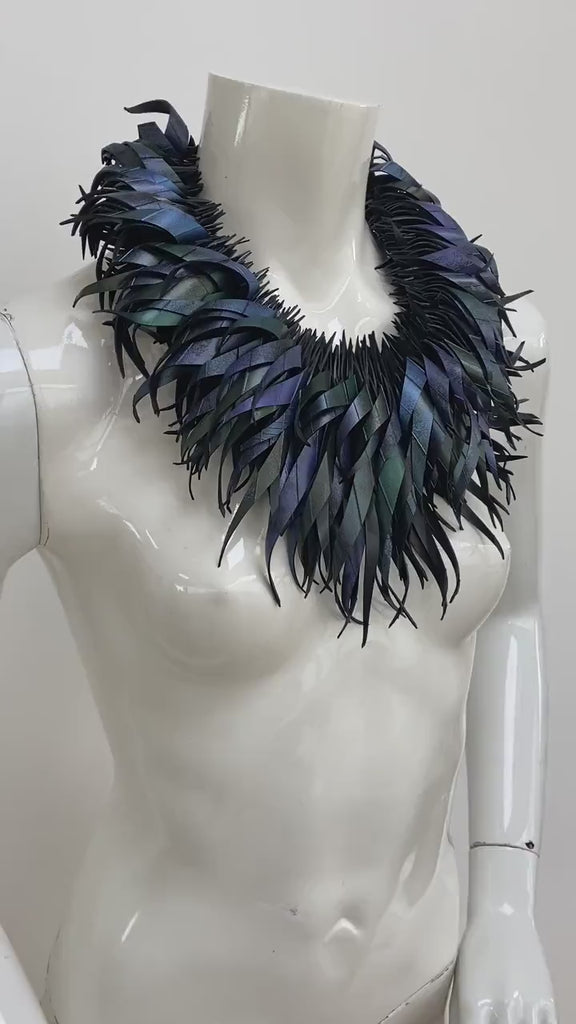 Peacock metallic curly necklace in 2 sizes